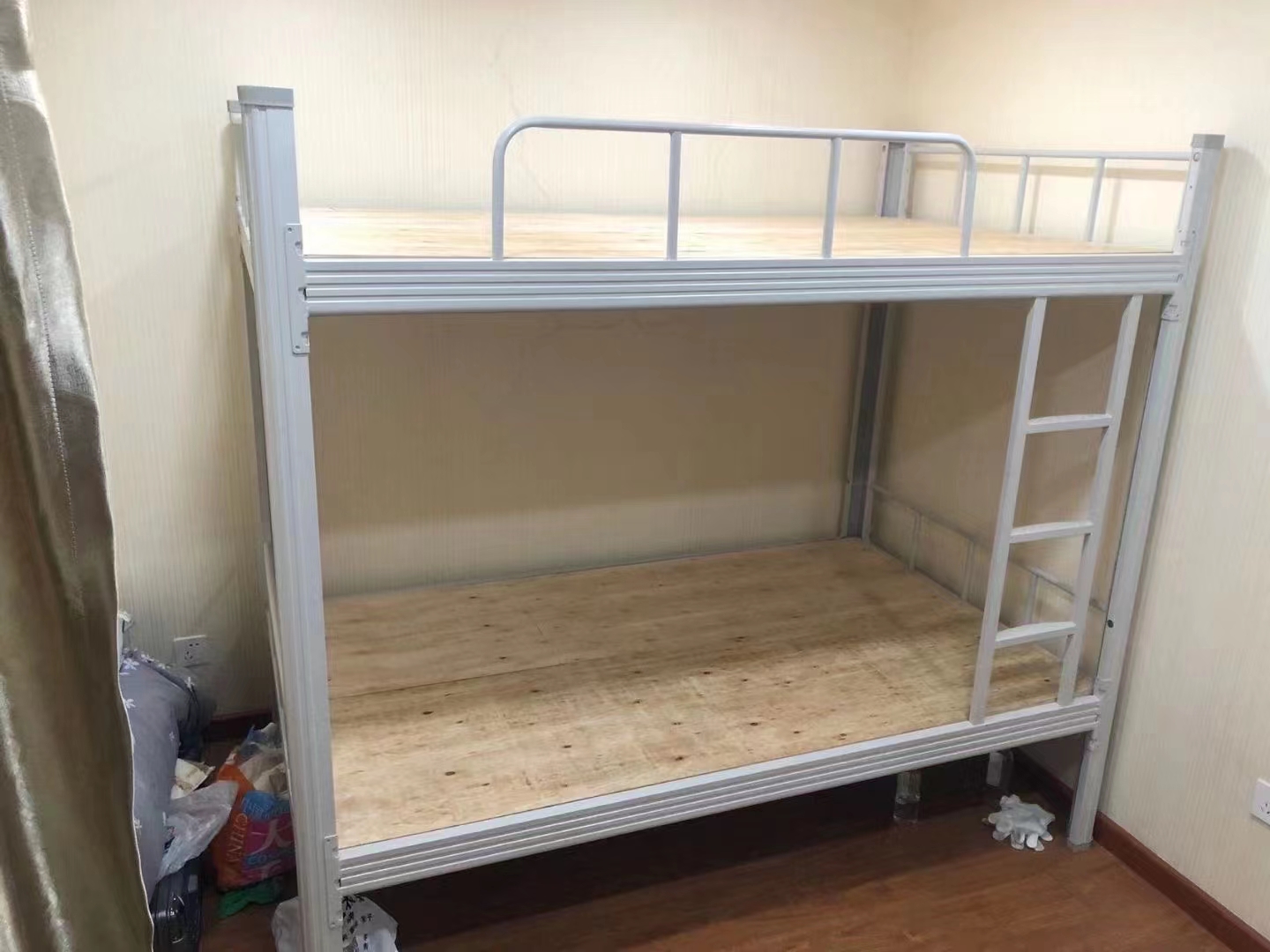 雙層鐵床圖片：展示實用與美觀的完美結合